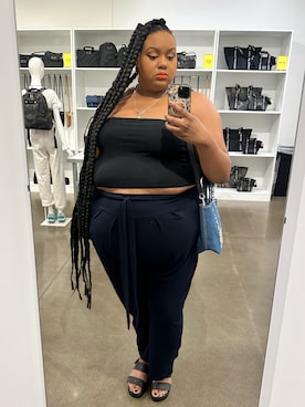「アイテム（チューブトップ）」を使った、Imani Alicia Smithさん（レディース・175cm）の夏コーディネート