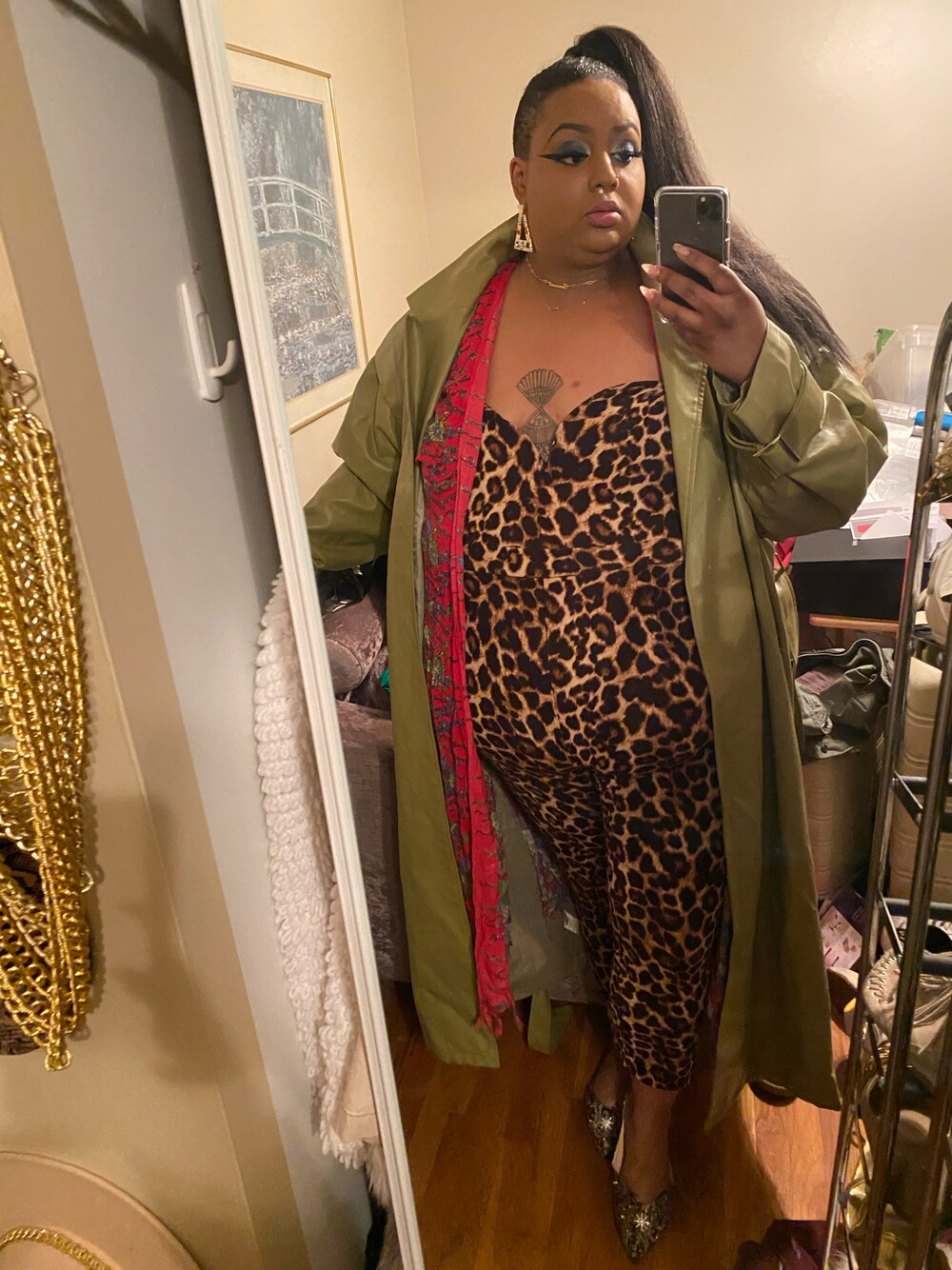 「animal print、plussize、jumpsuit、layering、ootd、green、trench coat、bold」｜「Curvy Senseのアイテム（つなぎ/オールインワン、ブラウン系）」を使った、Imani Alicia Smithさん（レディース・175cm）の春コーディネートの1枚目の写真