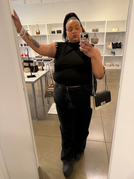 「MARC JACOBS（マークジェイコブス）のアイテム（バッグ）」を使った、Imani Alicia Smithさん（レディース・175cm）の春コーディネート