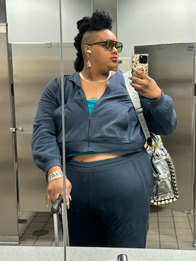 「アイテム（ネックレス）」を使った、Imani Alicia Smithさん（レディース・175cm）の秋コーディネート