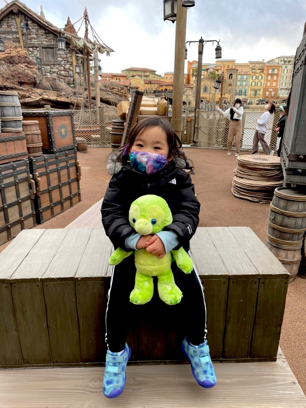「ディズニーシー、冬、お出かけ」｜「THE NORTH FACEのアイテム（その他アウター、ブラック系）」を使った、RKさん（レディース・100cm）の春コーディネートの1枚目の写真
