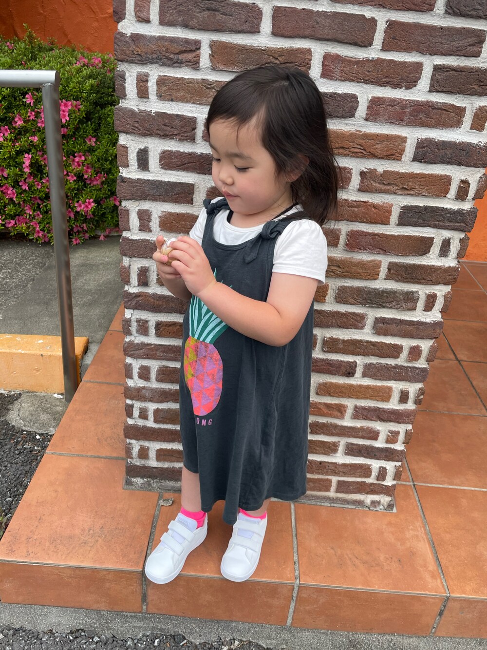 「子供、BILLABONG、adidas、カラーソックス、カジュアルコーデ、ワンピース」｜「BILLABONGのアイテム（ワンピース、ブラック系）」を使った、RKさん（キッズ・100cm）の春コーディネートの1枚目の写真