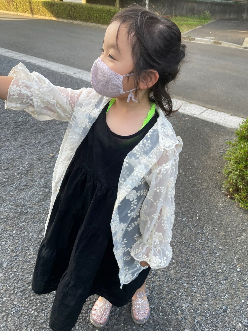 「女の子、休日オシャレコーデ、夏コーデ、子供、幼稚園児、早生まれ、ワンピース 黒、夏休み、ラメ、キラキラ、映画コーデ、パパとデート♡」｜「JENNIのアイテム（キャミソール、その他）」を使った、RKさん（キッズ・100cm）の夏コーディネートの1枚目の写真