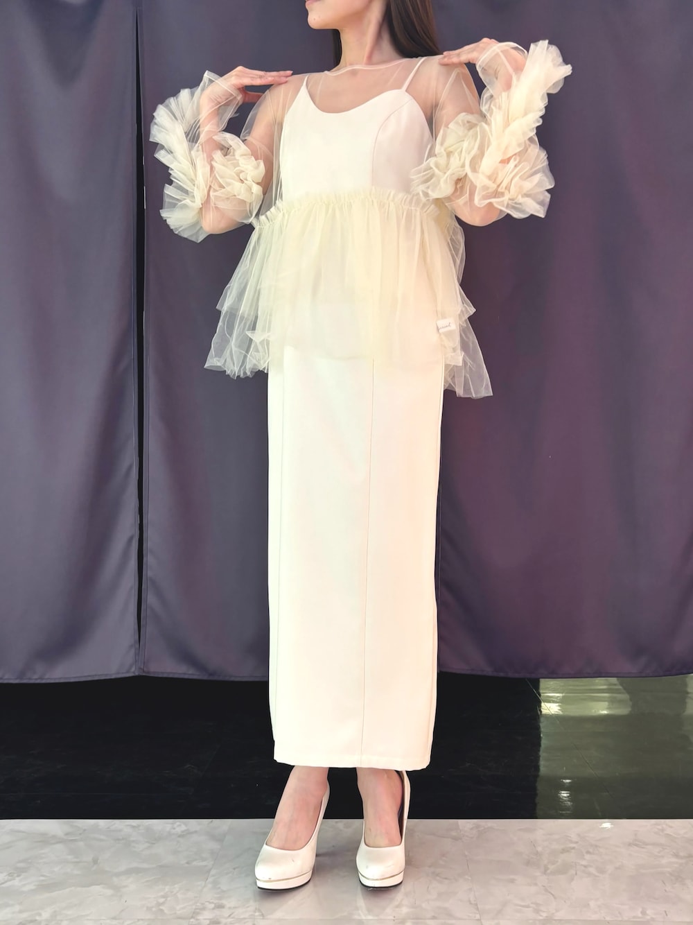 「春コーデ、ワンカラーコーデ、ホワイトコーデ、オールホワイト、結婚式、二次会、オケージョン、ドレス、女子会、お呼ばれスタイル、フリルトップス、シアートップス、レイヤードスタイル、キレイめ、デートコーデ」｜「darialの【darial】asymmetry cami onepiece アシンメトリー キャミ ワンピース お呼ばれ 結婚式 二次会 成人式 同窓会 セレモニードレス パーティドレス オケージョンドレス（ドレス、ホワイト系）」を使った、darialさん（レディース・167cm）の春コーディネートの1枚目の写真