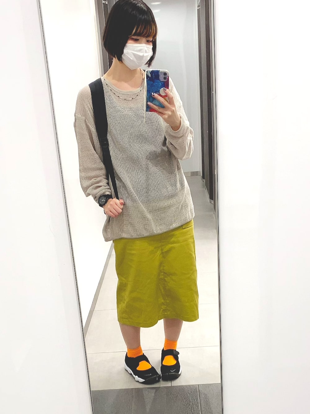 「秋のコーデ、メッシュ、タイトスカート、カラースカート、NIKE、エアリフト、オレンジ、イエロー、東京事変」｜「RAGEBLUEの＜メッシュT＆ロンTセット＞メッシュアンサンブルロンT/931835（Tシャツ/カットソー、ベージュ系）」を使った、まいこはーんさん（レディース・159cm）の秋コーディネートの1枚目の写真