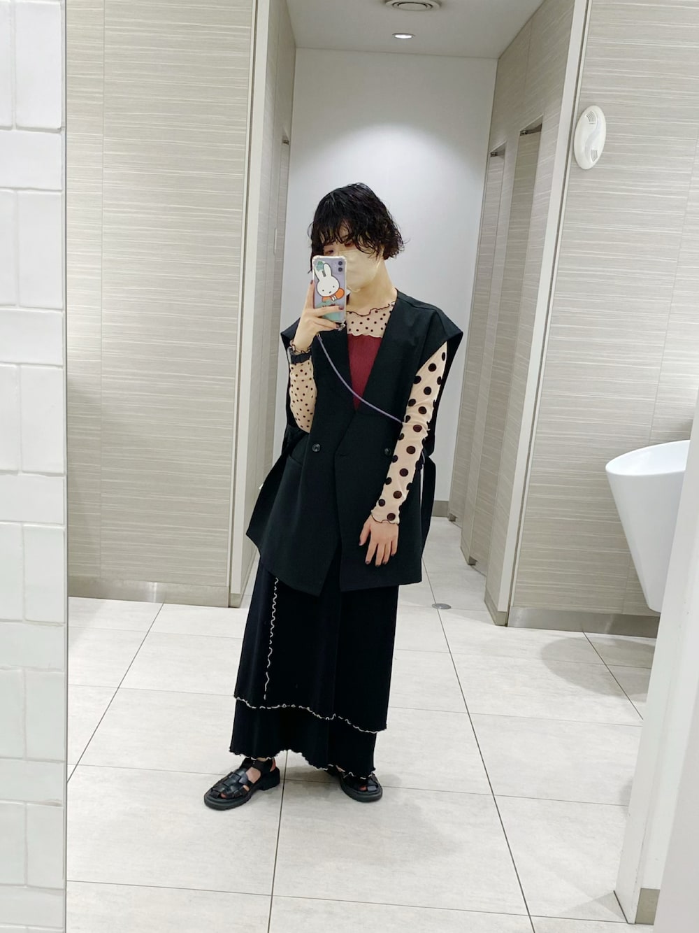 「秋冬コーデ、ベスト、ブラック、kotohayokozawa、メロウ、メロウトップス、ドット、ドット柄、タイトスカート、プリーツスカート、シアートップス、グルカサンダル」｜「VANNIE Uのフラットリボンベスト/セットアップ着用可能商品/ウエストリボンアレンジでマルチWAYに（ベスト、ブラック系）」を使った、まいこはーんさん（レディース・159cm）の秋コーディネートの1枚目の写真