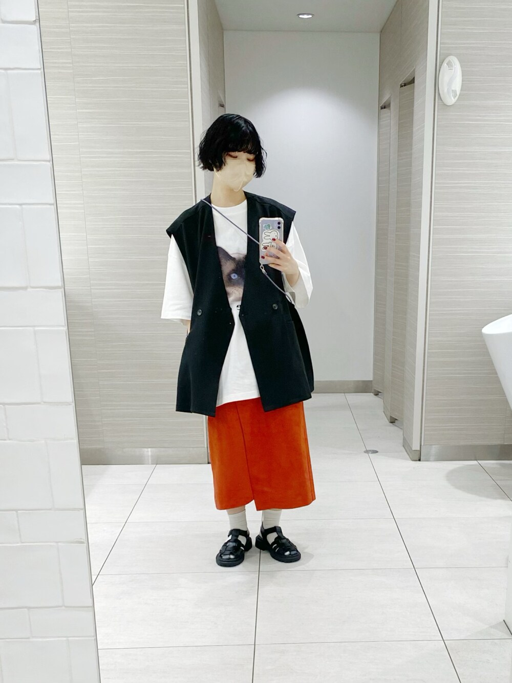 「ベスト、ベスト×Tシャツ、白Tシャツ、アニマル、ネコ、猫、巻きスカート、カラースカート、レッド、プリントT、白ソックス、グルカサンダル」｜「VANNIE Uのフラットリボンベスト/セットアップ着用可能商品/ウエストリボンアレンジでマルチWAYに（ベスト、ブラック系）」を使った、まいこはーんさん（レディース・159cm）の夏コーディネートの1枚目の写真