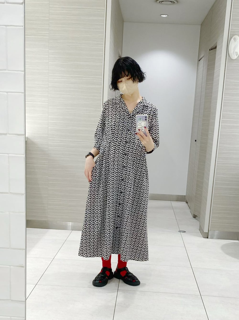 「ワンピース、花柄ワンピース、花柄、シャツワンピ、カラーソックス、レッド、グルカサンダル」｜「KBFのWEB限定　オープンカラーレトロワンピース（ワンピース、ブラック系）」を使った、まいこはーんさん（レディース・159cm）の秋コーディネートの1枚目の写真