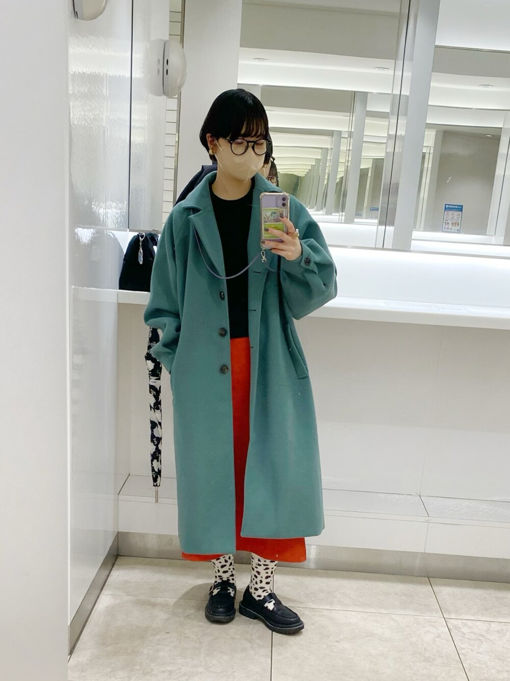 「カラーコーデ、カラースカート、柄ソックス、メガネ女子」｜「notch.のバックスリットコート（ステンカラーコート、グリーン系）」を使った、まいこはーんさん（レディース・159cm）の春コーディネートの1枚目の写真