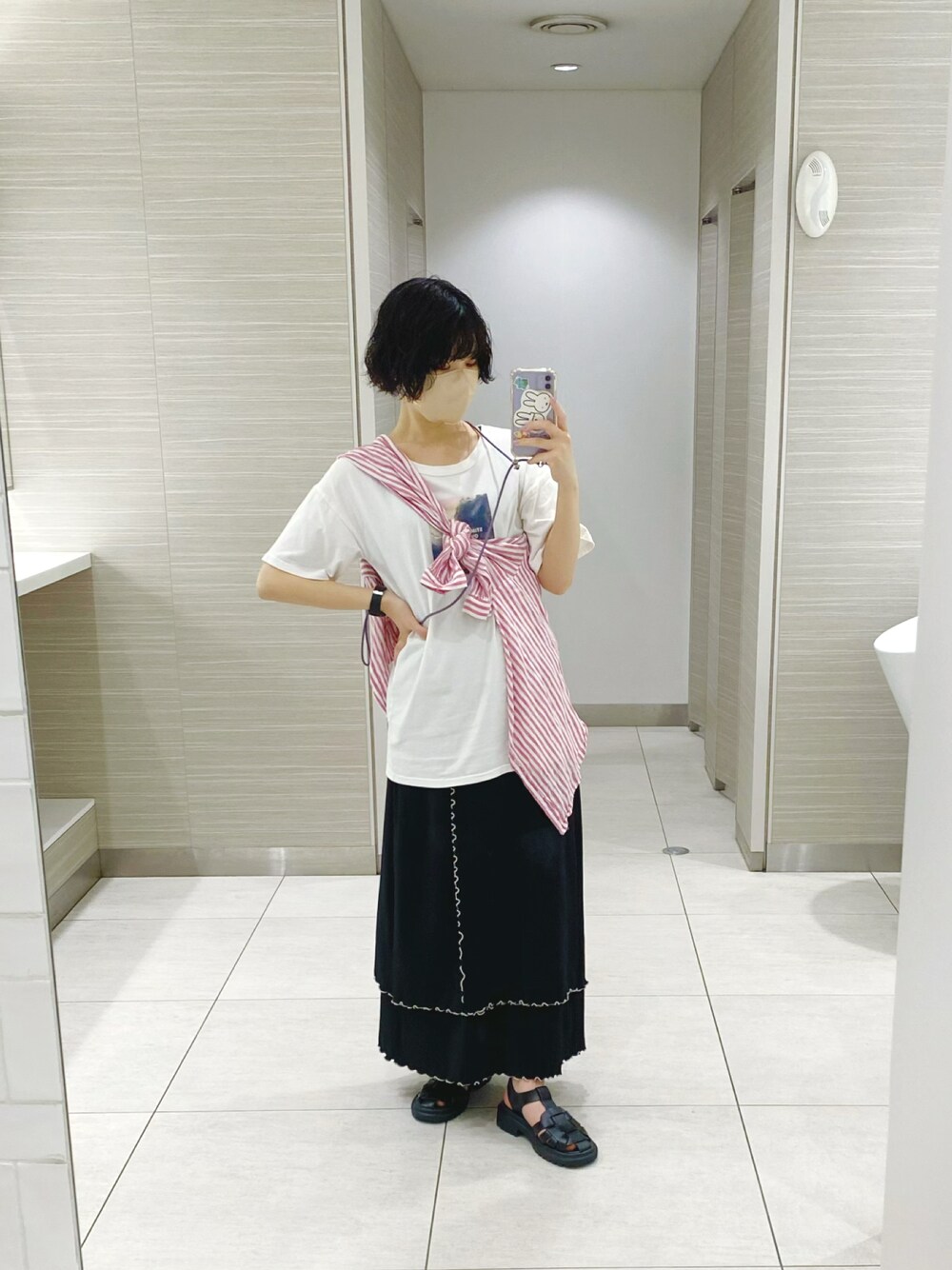 「大人カジュアル、シンプル、プリントT、白Tシャツ、ストライプ、ストライプシャツ、プリーツスカート、メロウ、グルカサンダル」｜「RAY CASSINのアイテム（Tシャツ/カットソー、ホワイト系）」を使った、まいこはーんさん（レディース・159cm）の秋コーディネートの1枚目の写真