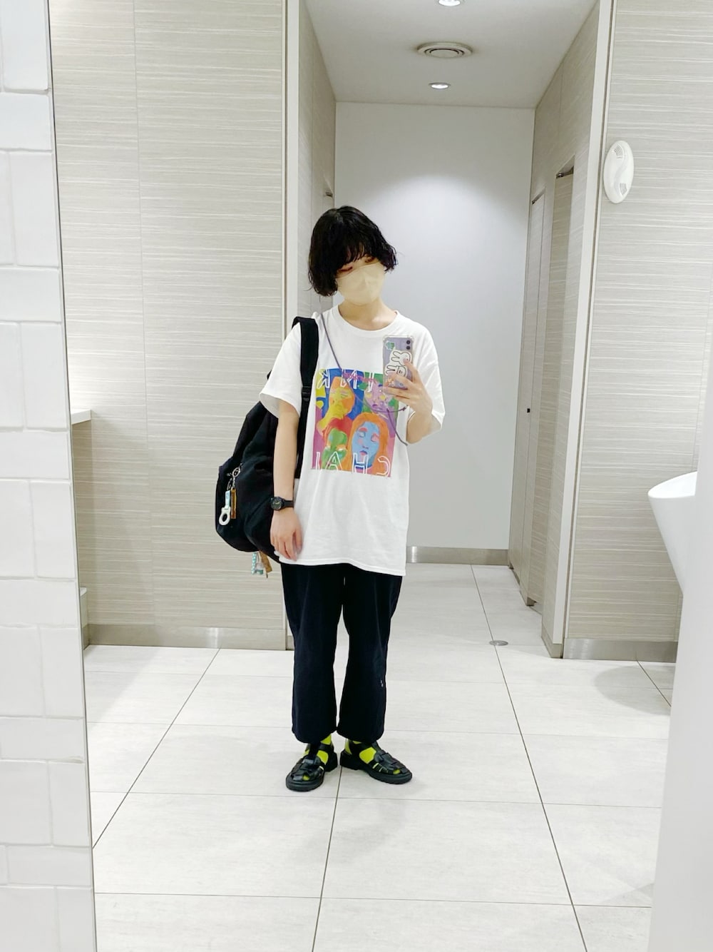 「ライブTシャツ、ライブグッズ、プリントT、白Tシャツ、パンツスタイル、リュック、カラーソックス、グルカサンダル」｜「CHAIライブTシャツのアイテム（Tシャツ/カットソー、ホワイト系）」を使った、まいこはーんさん（レディース・159cm）の秋コーディネートの1枚目の写真