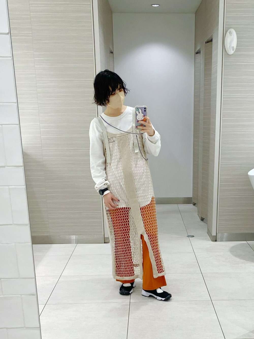 「メッシュ、メッシュトップス、メッシュワンピ、ロンT、白Tシャツ、カラーパンツ、オレンジ、ベージュ、ワンピース、レイヤードスタイル、エアリフト、NIKE」｜「JEANASISのクラフトネット2Pノースリーブワンピース/935448（ワンピース、ベージュ系）」を使った、まいこはーんさん（レディース・159cm）の秋コーディネートの1枚目の写真