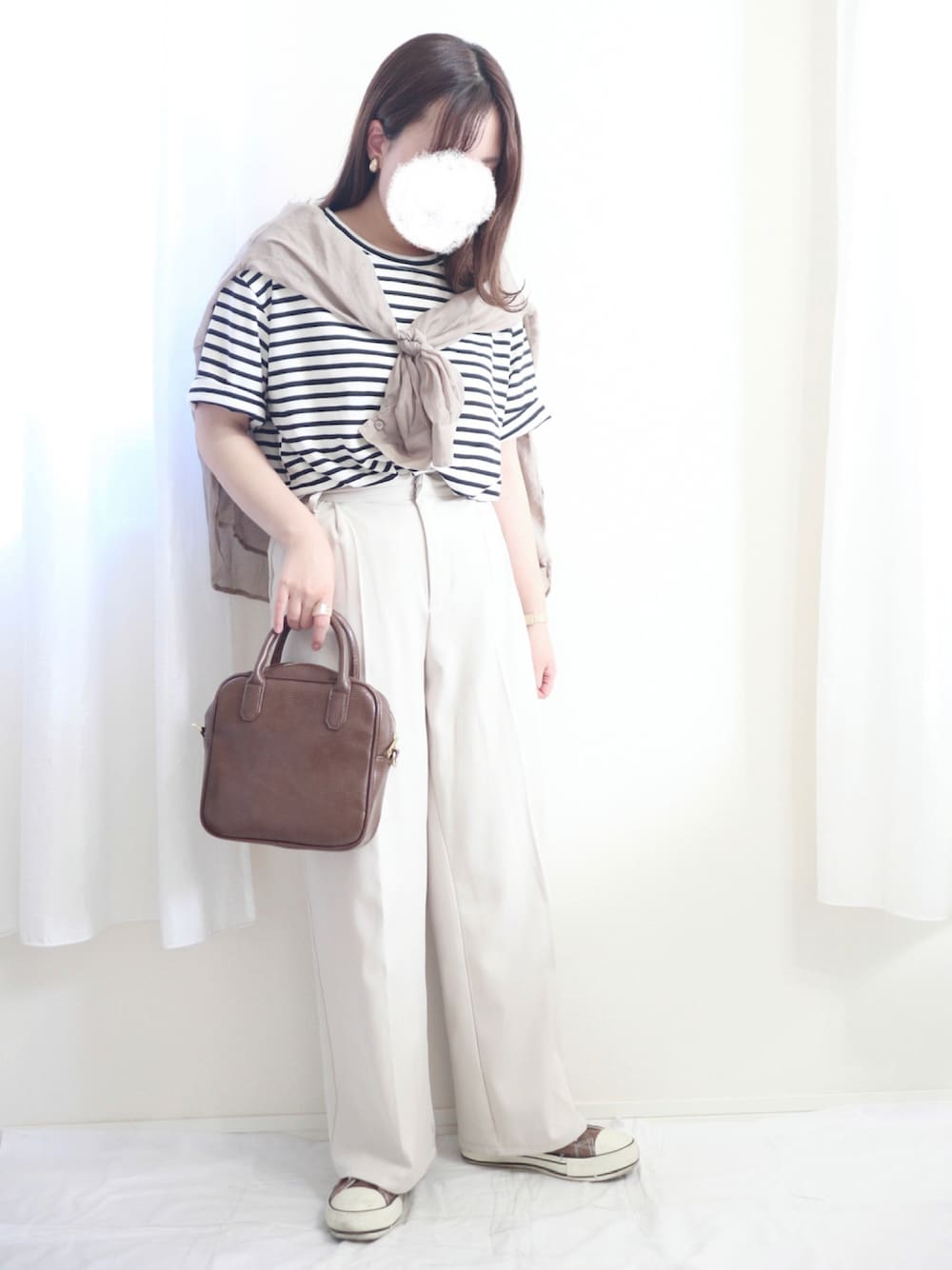 ブラック系のTシャツ/カットソー、ブラウン系のシャツ/ブラウス、ホワイト系のその他パンツを着用したレディースの夏コーディネートの1枚目の写真