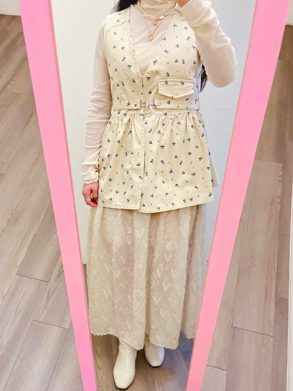 「FREAK'S STOREのアイテム（ベスト、ベージュ系）」を使った、andidilianさん（レディース・157cm）の春コーディネートの1枚目の写真