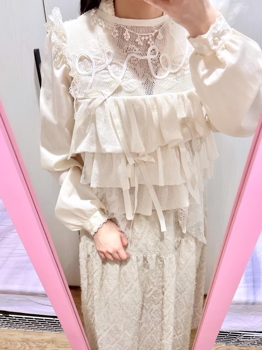 「niko and...のアイテム（スカート、ベージュ系）」を使った、andidilianさん（レディース・157cm）の春コーディネートの1枚目の写真