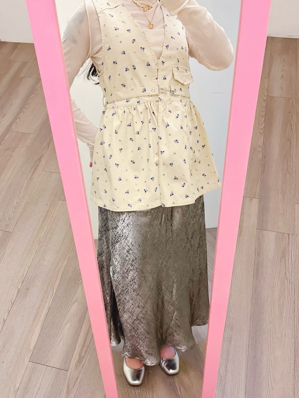 「FREAK'S STOREのアイテム（ベスト、ベージュ系）」を使った、andidilianさん（レディース・157cm）の春コーディネートの1枚目の写真