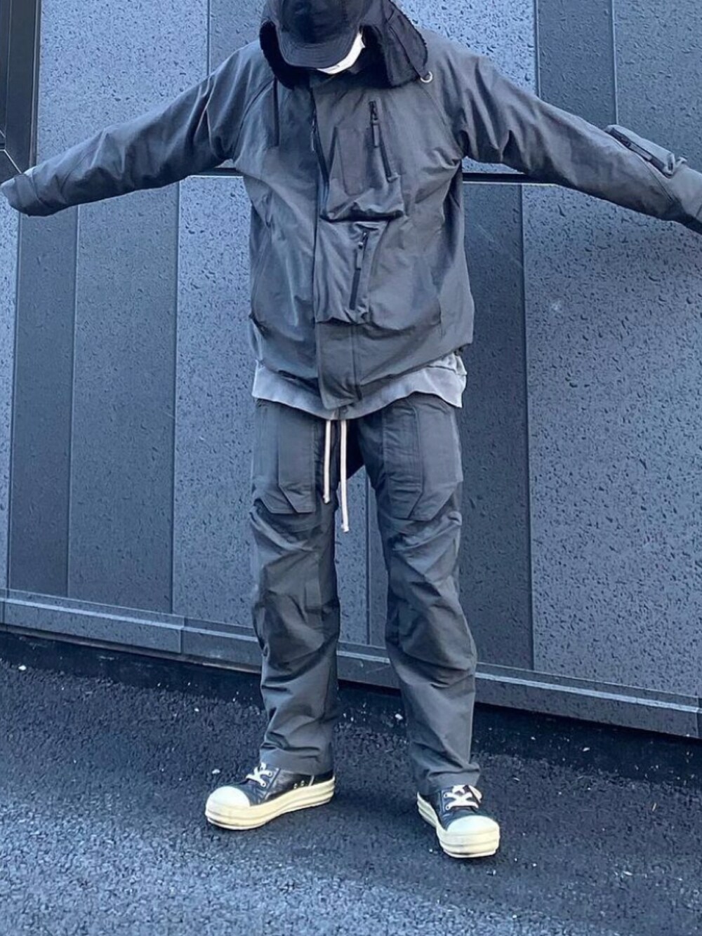 「RICK OWENS、RICKOWENS、グレー、グレーコーデ、スニーカーコーデ、グレーのパーカー、スニーカー好きと繋がりたい、フユコーデ、ストリート、ストリートファッション」｜「Rick Owensのアイテム（スニーカー、ブラック系）」を使った、OIO.designさん（メンズ・178cm）の冬コーディネートの1枚目の写真