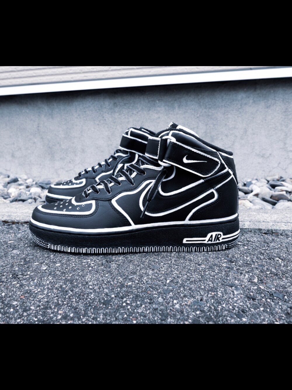 「AIR FORCE 1、airforce1、customs shoes、カスタムスニーカー、スニーカーカスタム、エアフォース1、エアフォースワン、エアフォース、ストリートファッション、ストリートコーデ」｜「NIKEのアイテム（スニーカー、ブラック系）」を使った、OIO.designさん（メンズ・178cm）の冬コーディネートの1枚目の写真