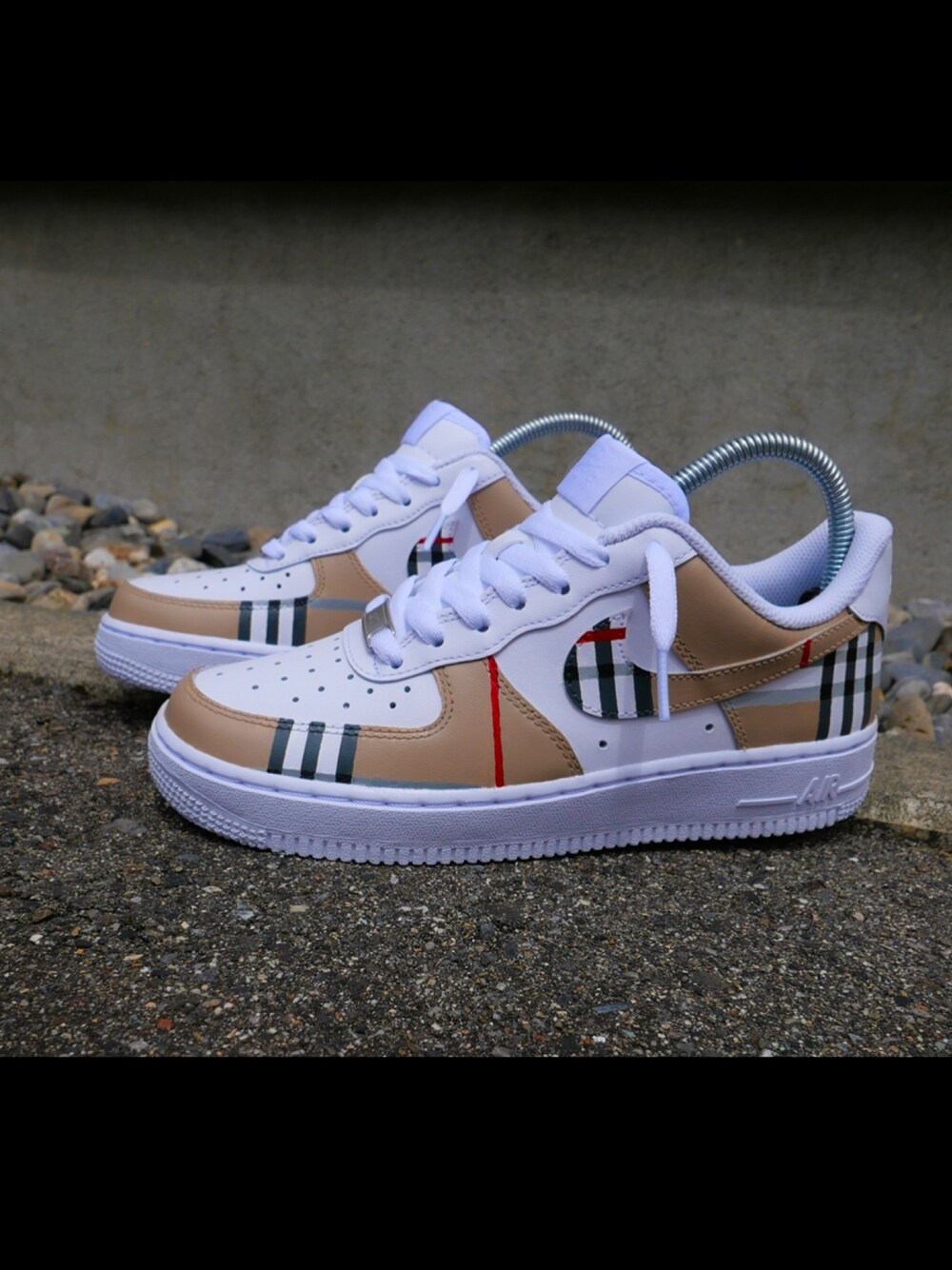 「カスタムスニーカー、スニーカーカスタム、エアフォースワン、エアフォース1、AIR FORCE 1、airforce1、NIKE AIR FORCE、スニーカーコーデ、ストリート、チェック」｜「NIKEのアイテム（スニーカー、ホワイト系）」を使った、OIO.designさん（メンズ・178cm）の冬コーディネートの1枚目の写真