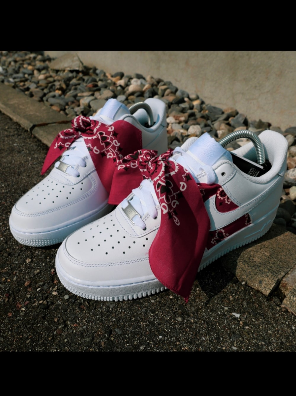 「バンダナ、バンダナ柄、バンダナアレンジ、カスタムスニーカー、スニーカーカスタム、エアフォースワン、エアフォース1、AIR FORCE 1、airforce1、ストリートファッション」｜「NIKEのアイテム（スニーカー、ホワイト系）」を使った、OIO.designさん（メンズ・178cm）の冬コーディネートの1枚目の写真