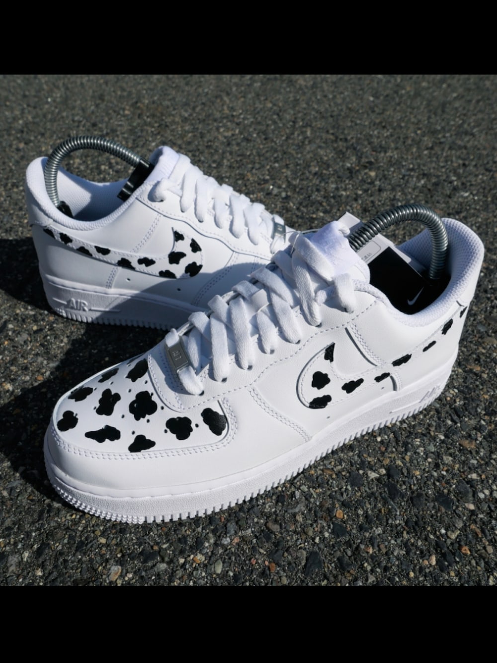 「ダルメシアン柄、カスタムスニーカー、スニーカーカスタム、エアフォースワン、エアフォース1、AIR FORCE 1、airforce1、NIKE AIR FORCE、NIKE、ストリートコーデ」｜「NIKEのアイテム（スニーカー、ホワイト系）」を使った、OIO.designさん（メンズ・178cm）の春コーディネートの1枚目の写真