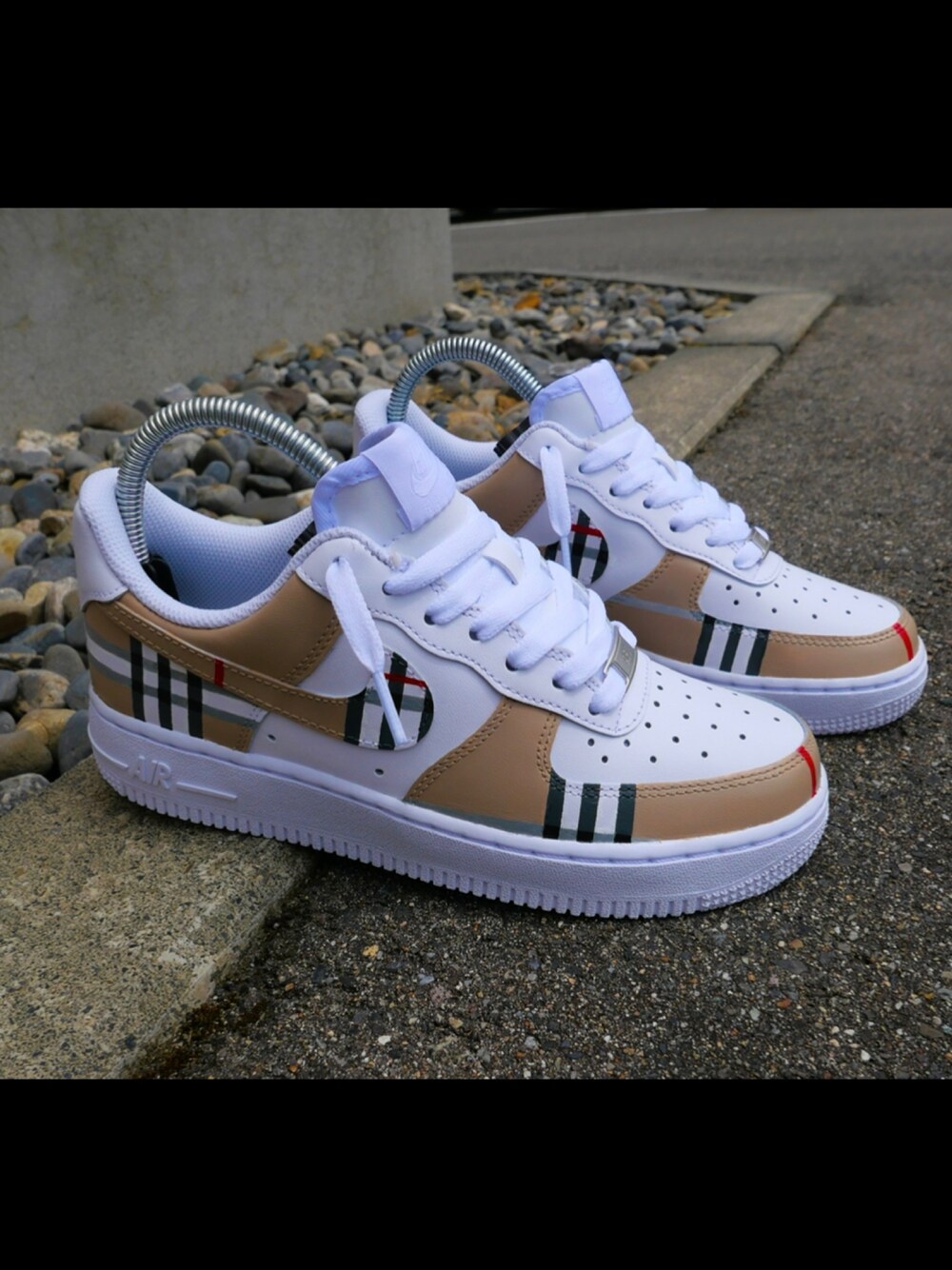 「NIKE、NIKE AIR FORCE、AIR FORCE 1、airforce1、burberry、カスタムスニーカー、スニーカー、スニーカーコーデ、エアフォースワン、カスタム」｜「NIKEのアイテム（スニーカー、ホワイト系）」を使った、OIO.designさん（メンズ・178cm）の冬コーディネートの1枚目の写真