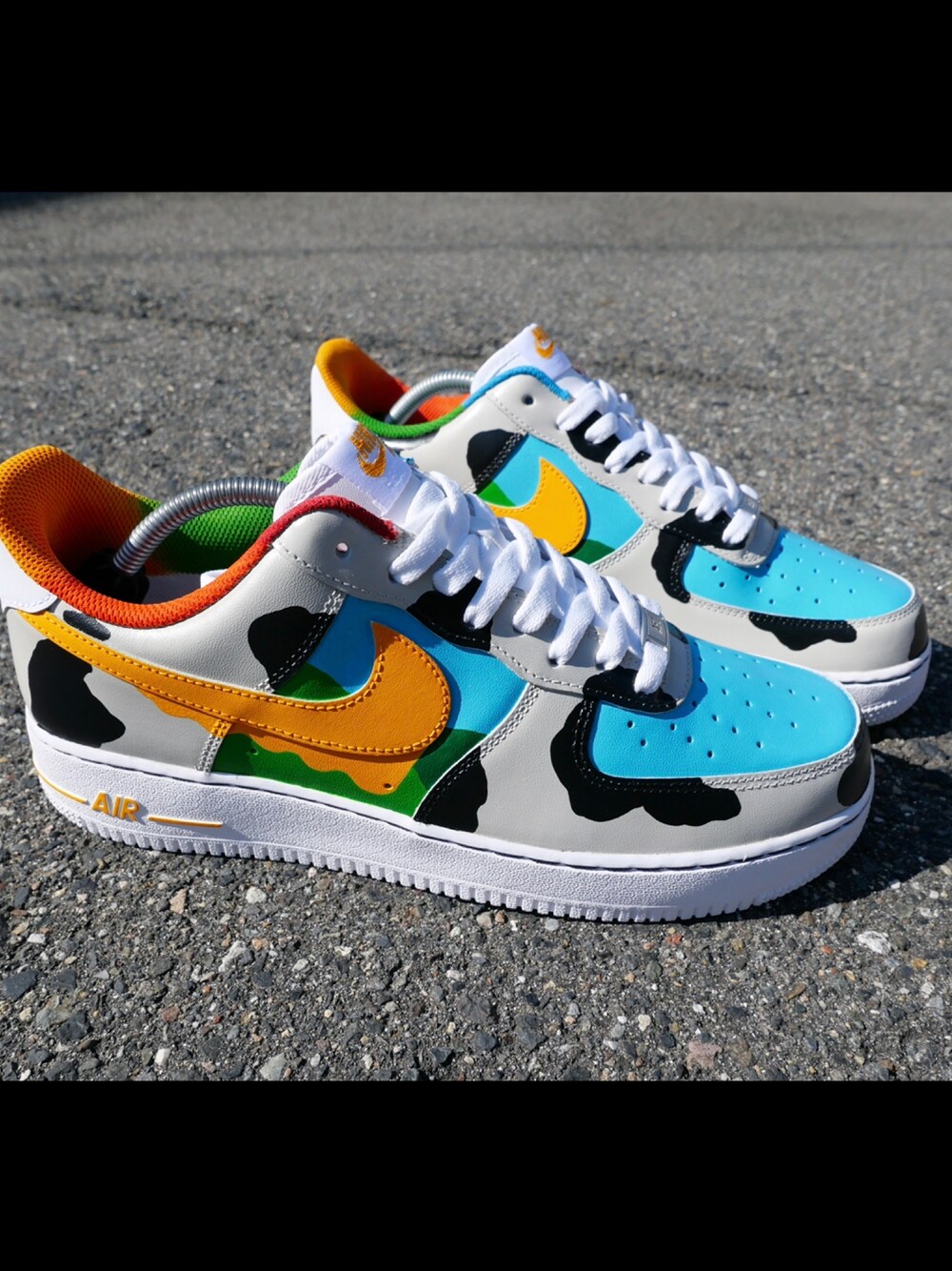 「カスタムスニーカー、スニーカーカスタム、エアフォースワン、エアフォース1、ナイキスニーカー、AIR FORCE 1、airforce1、ストリート、ストリートファッション、冬コーデ」｜「NIKEのアイテム（スニーカー、ホワイト系）」を使った、OIO.designさん（メンズ・178cm）の冬コーディネートの1枚目の写真