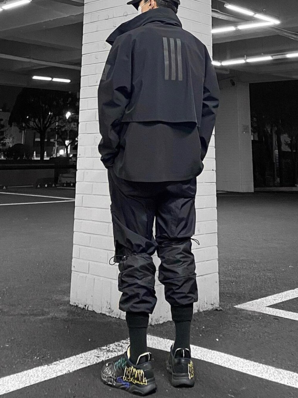 「ジャケット、アディダス、ブラック、ブラックコーデ、ジョガーパンツ、スニーカー、スニーカー好きと繋がりたい、ストリート、ストリートコーデ、フユコーデ」｜「adidasのアイテム（ジャケット/アウター、ブラック系）」を使った、OIO.designさん（メンズ・178cm）の冬コーディネートの1枚目の写真