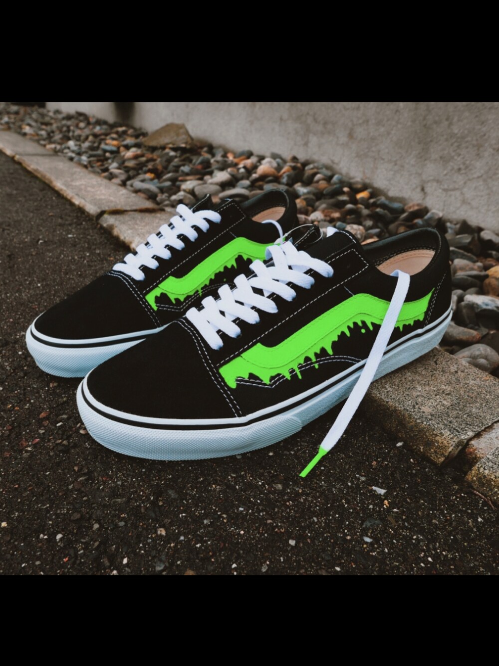 「VANS、VANSのスニーカー、street、バンズカスタム、カスタムスニーカー、スニーカーカスタム、バンズオールドスクール、バンズ、スニーカー好きと繋がりたい、スニーカー」｜「VANSのアイテム（スニーカー、ブラック系）」を使った、OIO.designさん（メンズ・178cm）の冬コーディネートの1枚目の写真