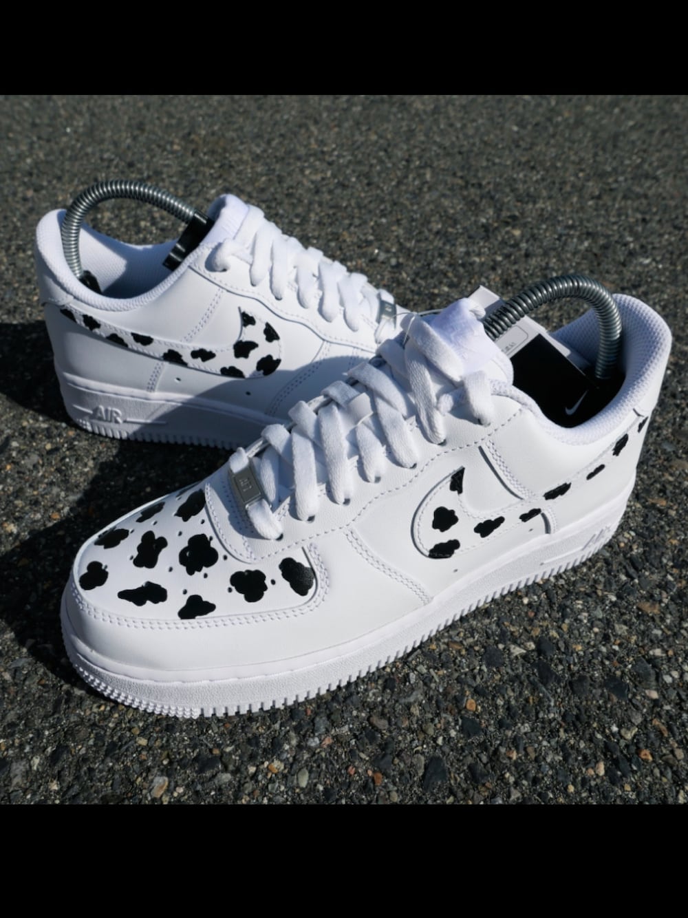 「AIR FORCE 1、NIKE AIR FORCE、airforce1、エアフォース1、エアフォースワン、カスタムスニーカー、スニーカーカスタム、ナイキコーデ、スニーカー好きと繋がりたい、ダルメシアン柄」｜「NIKEのアイテム（スニーカー、ホワイト系）」を使った、OIO.designさん（メンズ・178cm）の冬コーディネートの1枚目の写真