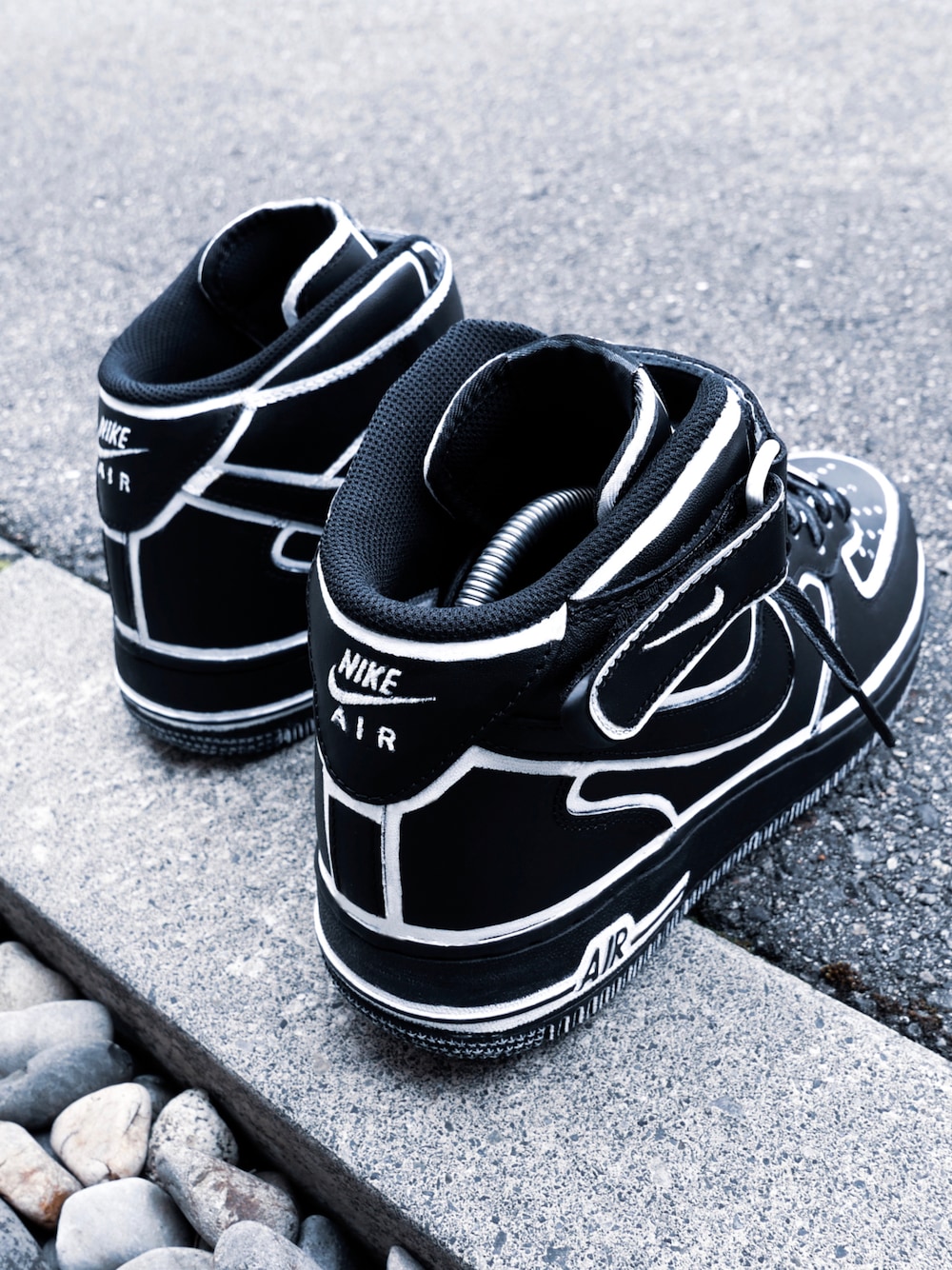 「カスタムスニーカー、スニーカーカスタム、エアフォースワン、エアフォース1、AIR FORCE 1、airforce1、NIKE AIR FORCE、ストリート、ストリート服が好き、ストリートフェス」｜「NIKEのアイテム（スニーカー、ホワイト系）」を使った、OIO.designさん（メンズ・178cm）の春コーディネートの1枚目の写真