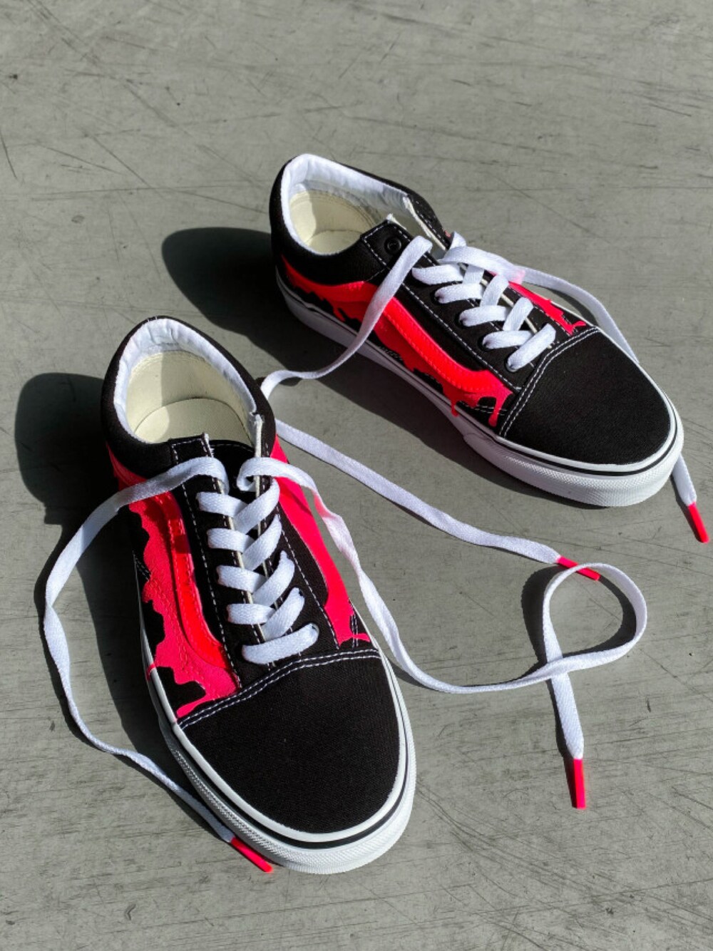 「VANS、VANSのスニーカー、VANS OLDSKOOL、カスタムスニーカー、スニーカーカスタム、バンズ、バンズオールドスクール、スニーカー好きと繋がりたい、スケータースタイル、ストリートファッション」｜「VANSのアイテム（スニーカー、ブラック系）」を使った、OIO.designさん（メンズ・178cm）の冬コーディネートの1枚目の写真