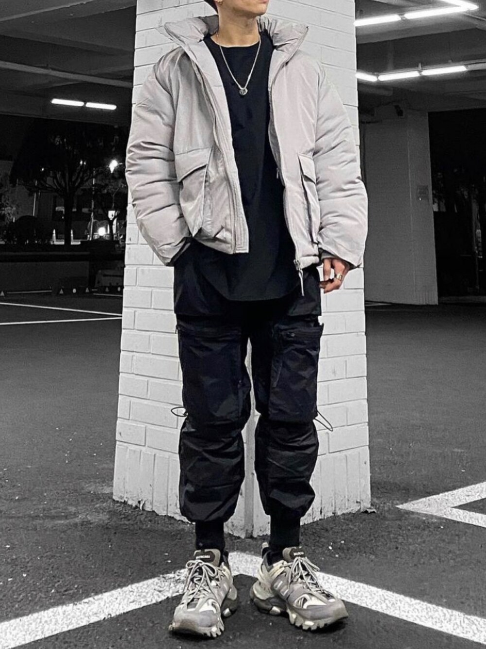 「ZARA、ZARAコーデ、ZARA MAN、ストリート、バレンシアガ、スニーカーコーデ、はるコーデ、スニーカー好きと繋がりたい、ストリートMIX、ジョガーパンツ」｜「ZARAのアイテム（Tシャツ/カットソー、ブラック系）」を使った、OIO.designさん（メンズ・178cm）の春コーディネートの1枚目の写真