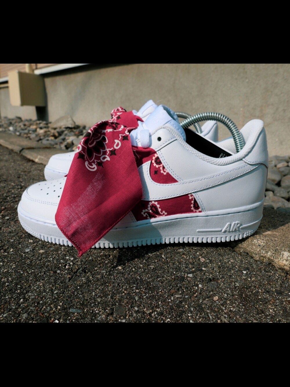 「AIR FORCE 1、NIKE AIR FORCE、airforce1、エアフォース1、エアフォースワン、カスタムスニーカー、スニーカーカスタム、バンダナ、バンダナ柄、ストリート」｜「NIKEのアイテム（スニーカー、ホワイト系）」を使った、OIO.designさん（メンズ・178cm）の冬コーディネートの1枚目の写真