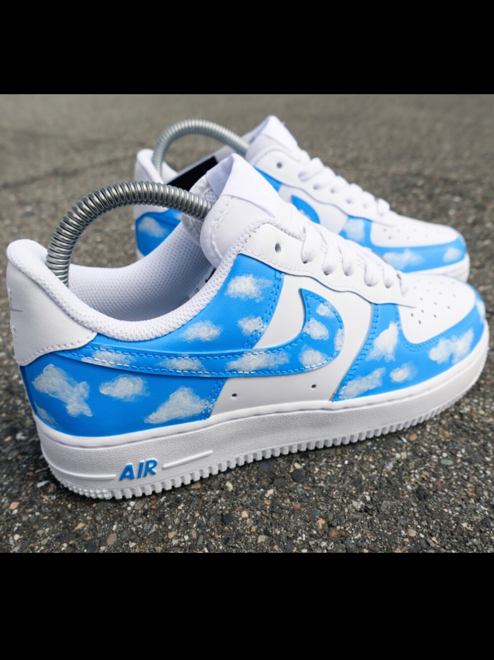 「エアフォースワン、エアフォース1、エアフォース、カスタムスニーカー、スニーカーカスタム、AIR FORCE 1、airforce1、NIKE AIR FORCE、スニーカーコーデ、スニーカー」｜「NIKEのアイテム（スニーカー、ホワイト系）」を使った、OIO.designさん（メンズ・178cm）の冬コーディネートの1枚目の写真