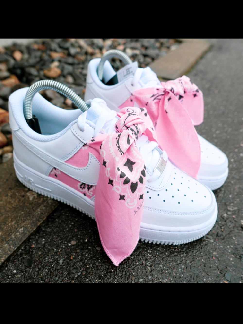 「カスタムスニーカー、スニーカーカスタム、エアフォースワン、エアフォース1、AIR FORCE 1、airforce1、NIKE AIR FORCE、バンダナ、ストリート系、プレゼント」｜「NIKEのアイテム（スニーカー、ホワイト系）」を使った、OIO.designさん（メンズ・178cm）の冬コーディネートの1枚目の写真