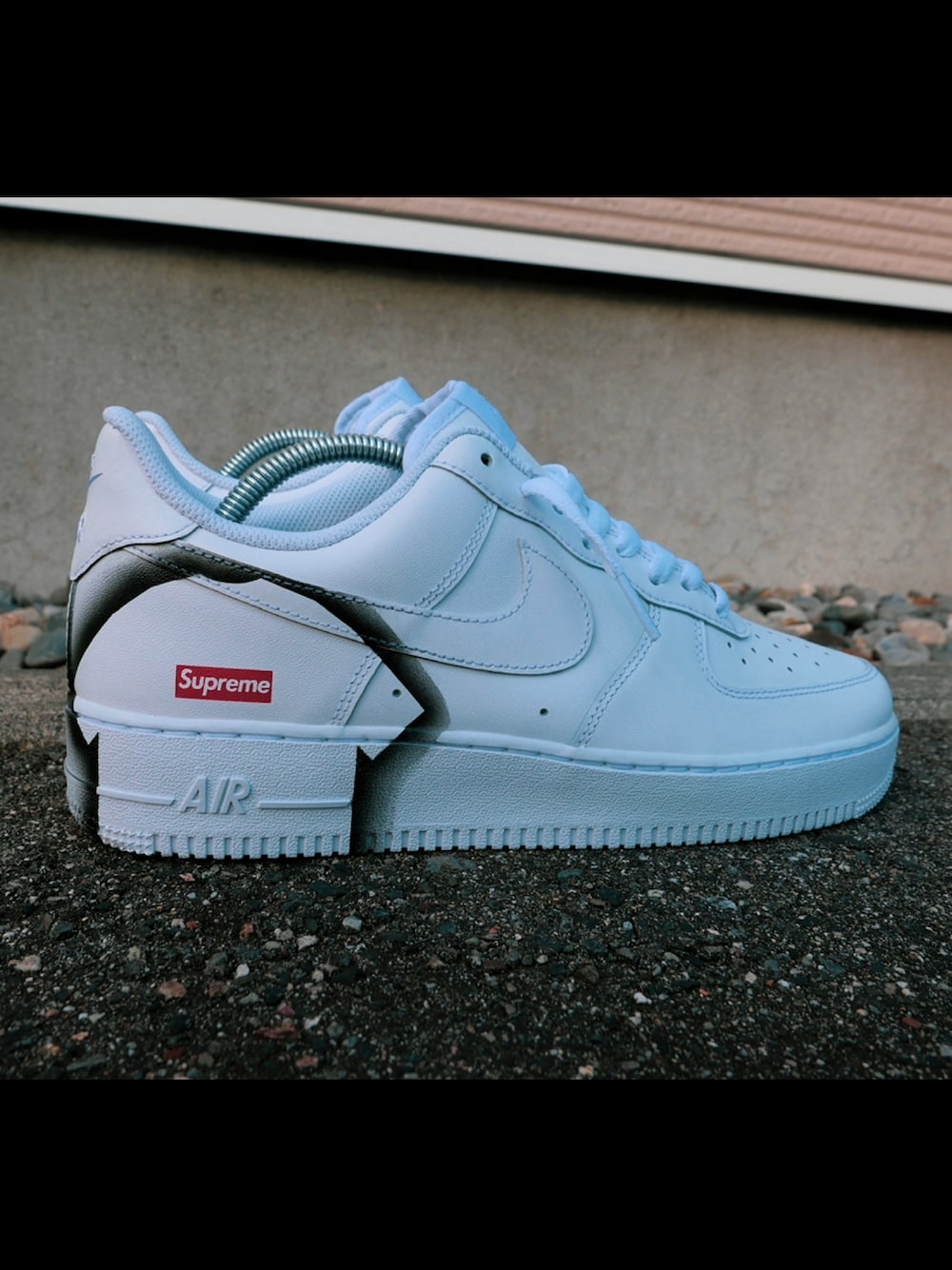 「カスタムスニーカー、スニーカーカスタム、エアフォース1、エアフォースワン、supreme、Supreme(シュプリーム)、Supreme x NIKE、ストリート、スニーカー好きと繋がりたい、スニーカースタイル」｜「NIKEのアイテム（スニーカー、ホワイト系）」を使った、OIO.designさん（メンズ・178cm）の春コーディネートの1枚目の写真