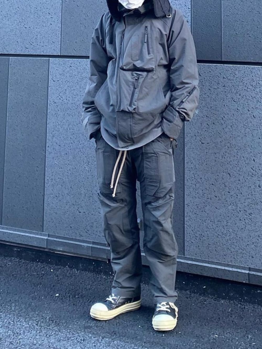 「RICK OWENS、リックオウエンス、ストリート、スニーカー好きと繋がりたい、スニーカースタイル、streetstyle、ストリート服が好き、グレー、グレーコーデ、冬コーデ」｜「Rick Owensのアイテム（スニーカー、ブラック系）」を使った、OIO.designさん（メンズ・178cm）の冬コーディネートの1枚目の写真