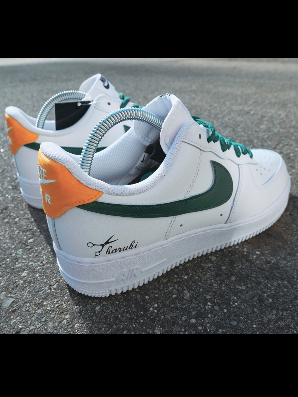 「カスタムスニーカー、スニーカーカスタム、エアフォース1、エアフォースワン、スニーカーコーデ、AIR FORCE 1、airforce1、NIKE AIR FORCE、冬コーデ、スケータースタイル」｜「NIKEのアイテム（スニーカー、ホワイト系）」を使った、OIO.designさん（メンズ・178cm）の冬コーディネートの1枚目の写真