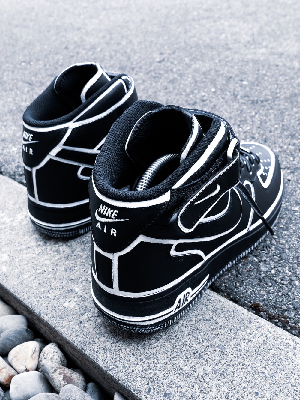 「エアフォースワン、エアフォース1、エアフォース、カスタムスニーカー、スニーカーカスタム、AIR FORCE 1、NIKE AIR FORCE、airforce1、スニーカーコーデ、スニーカー好きと繋がりたい」｜「NIKEのアイテム（スニーカー、ブラック系）」を使った、OIO.designさん（メンズ・178cm）の冬コーディネートの1枚目の写真