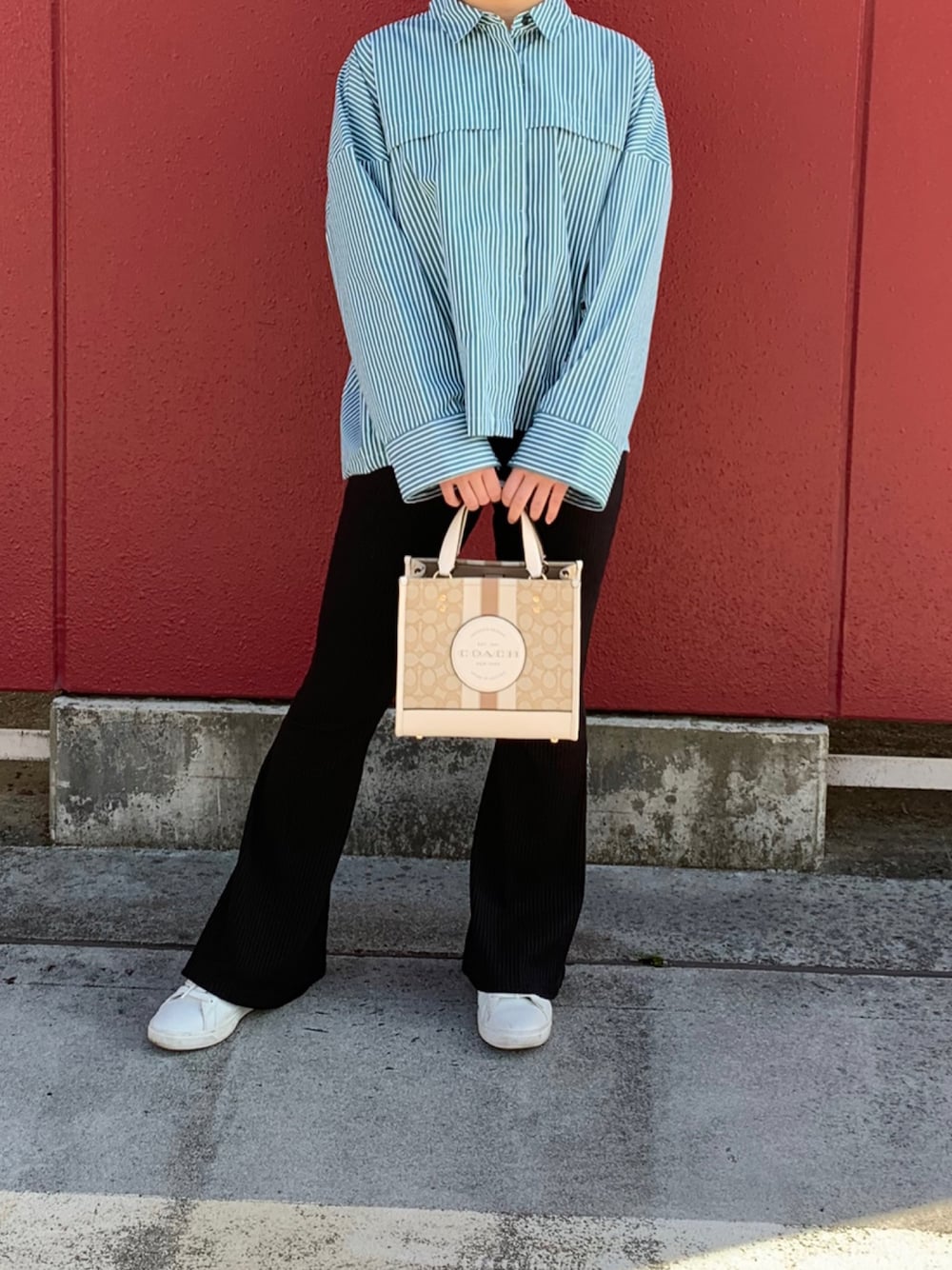 「グリーンコーデ、ストライプシャツ、フレアパンツ 黒、ごきげんウィーク、スニーカーコーデ、アメリカンホリック、コーチ(COACH)、スプレイ(SpRay)」｜「AMERICAN HOLICのアイテム（シャツ/ブラウス、グリーン系）」を使った、m.codeさん（レディース・158cm）の春コーディネートの1枚目の写真