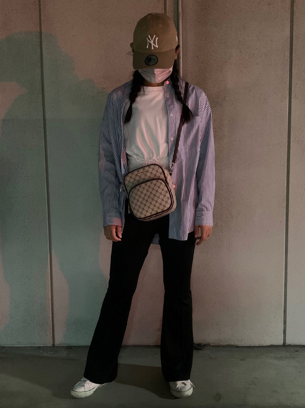 「プチプラコーデ、きまわしコーデ、GU、GRL、ニューエラ キャップ、ストライプシャツ、JK、白スニーカー、白Tシャツ、青ストライプシャツ、黒、フレアパンツ、おしゃれさんと繋がりたい、秋服、休日コーデ」｜「NEW ERAのアイテム（キャップ、ベージュ系）」を使った、m.codeさん（レディース・158cm）の秋コーディネートの1枚目の写真