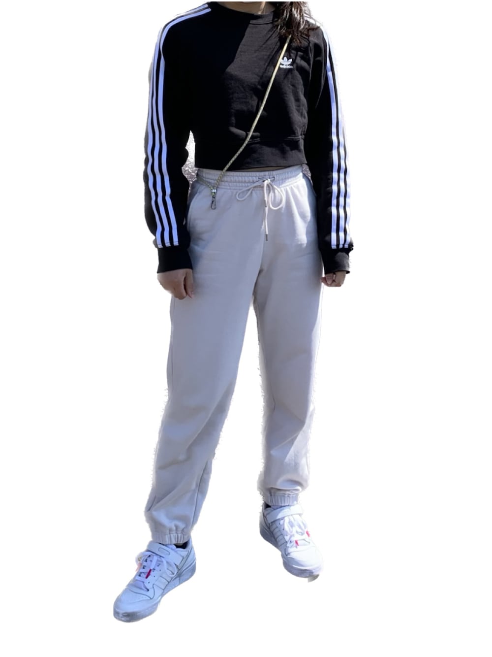 「adidas、ユニクロ、adidasスニーカー、ラクチンコーデ、黒、白、おさんぽスタイル、スニーカー、おしゃれさんと繋がりたい、プチプチコーデ、JK、スポーツミックス、プチプラ、シンプルスタイル、ロゴスウェット」｜「adidasのアイテム（スウェット、ブラック系）」を使った、m.codeさん（レディース・159cm）の春コーディネートの1枚目の写真