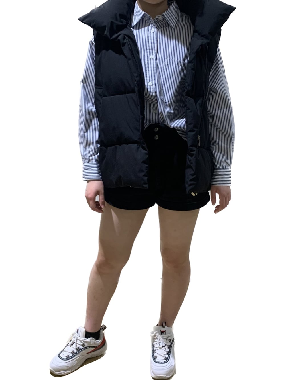「ストライプシャツ、黒パンツ、ベスト×シャツ、スニーカーコーデ、GU、Avail、FILA、WEARyouthコーデ、おでかけコーデ、初秋コーデ、カジュアルコーデ、パンツスタイル、ベスト、ショートパンツ」｜「GUのアイテム（シャツ/ブラウス、ブルー系）」を使った、m.codeさん（レディース・159cm）の夏コーディネートの1枚目の写真