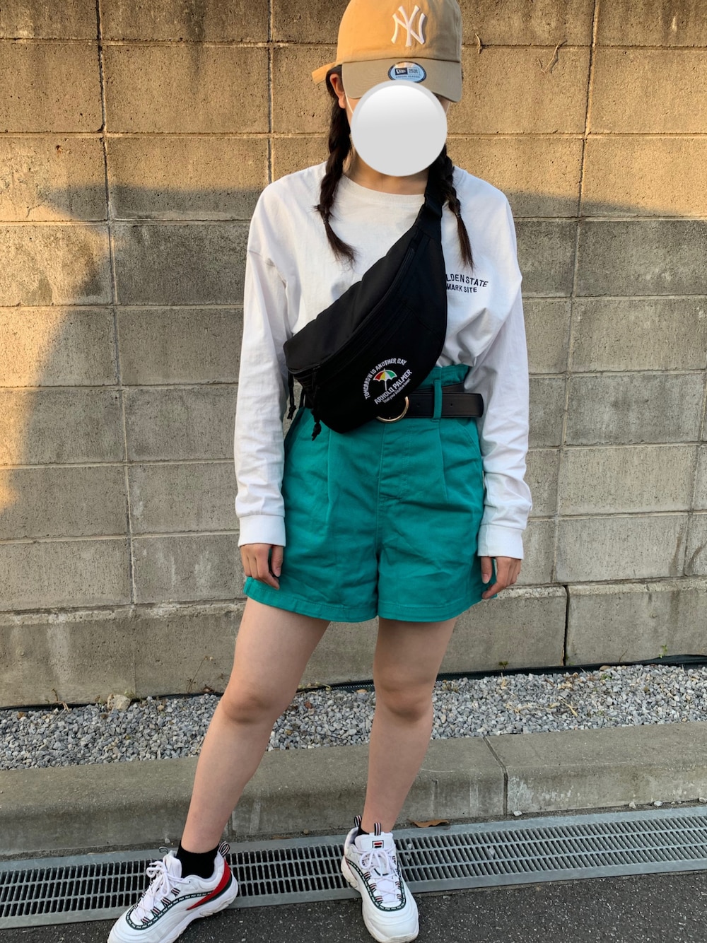 「プチフラ、プチプラコーデ、グリーン、グリーンコーデ、白、白Tシャツ、ウエストポーチ、しまむら、Avail、ワンピース、NEW ERA、FILAスニーカー、Arnold Palmer」｜「Arnold Palmerのアイテム（ボディバッグ/ウエストポーチ、ブラック系）」を使った、m.codeさん（レディース・158cm）の春コーディネートの1枚目の写真