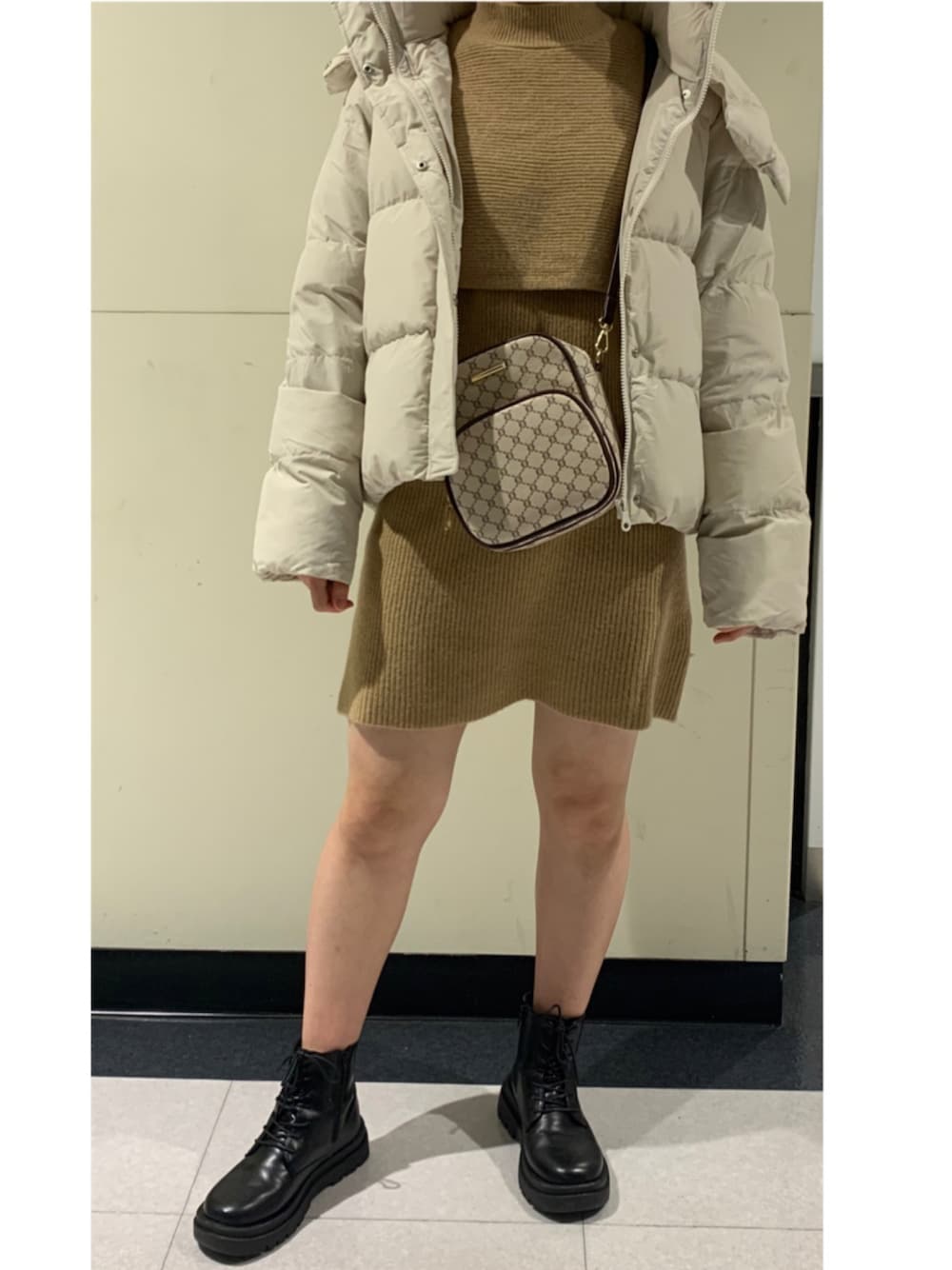「スプレイ(SpRay)、GRL、GU、セットアップ、冬のコーデ、ニット、ショートブーツ、ワンピース、お出かけコーデ、ベージュ、ダウンコート、プチプラコーデ、JK、休日スタイル、大人コーデ」｜「GUのアイテム（ダウンジャケット/コート、ホワイト系）」を使った、m.codeさん（レディース・159cm）の冬コーディネートの1枚目の写真