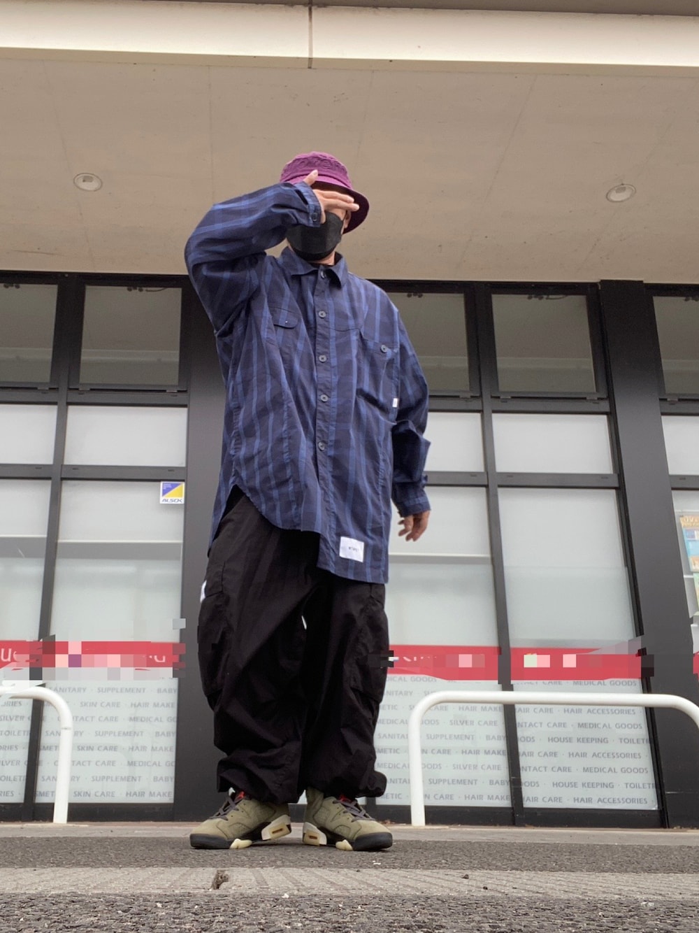 Sho｜TRAVIS SCOTT × NIKE AIR JORDAN 6 OLIVEのスニーカーを使った