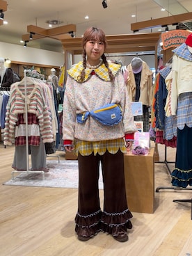 「HELLO.SANFRANCISCO（ハローサンフランシスコ）の【HELLO.SANFRANCISCO】ベロアメロウフレアパンツ（その他パンツ、ブラウン系）」を使った、momoさん（レディース・160cm）の秋コーディネート