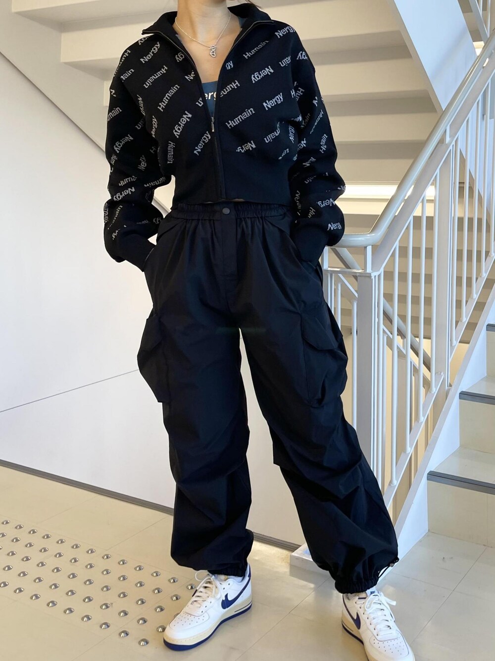「カーゴパンツ、ニット、ニットジャケット、ショート丈、撥水、UV、NERGY、NIKE、スニーカー、パンツ、バックスタイル、アスレジャー」｜「NERGYの【UV&水陸両用】MONDRIAN エンボススポーツブラ（ブラジャー、ブルー系）」を使った、bnbn419さん（レディース・164cm）の冬コーディネートの1枚目の写真