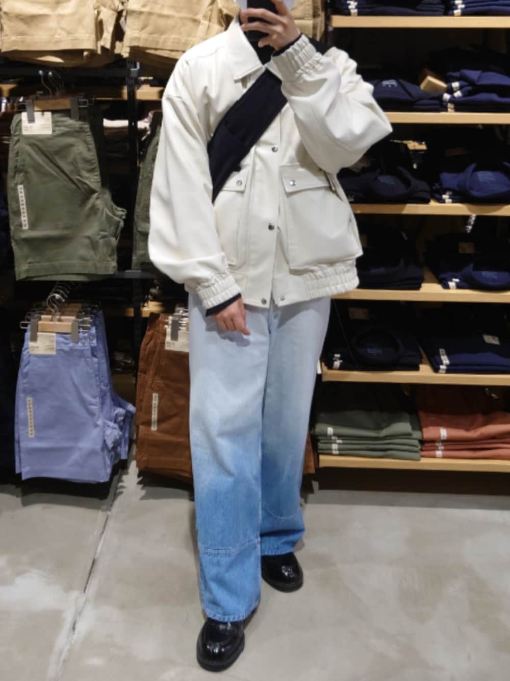 ブルー系のデニムパンツ、ブラック系のシャツ/ブラウス、ブラック系のドレスシューズを着用したメンズの春コーディネートの1枚目の写真